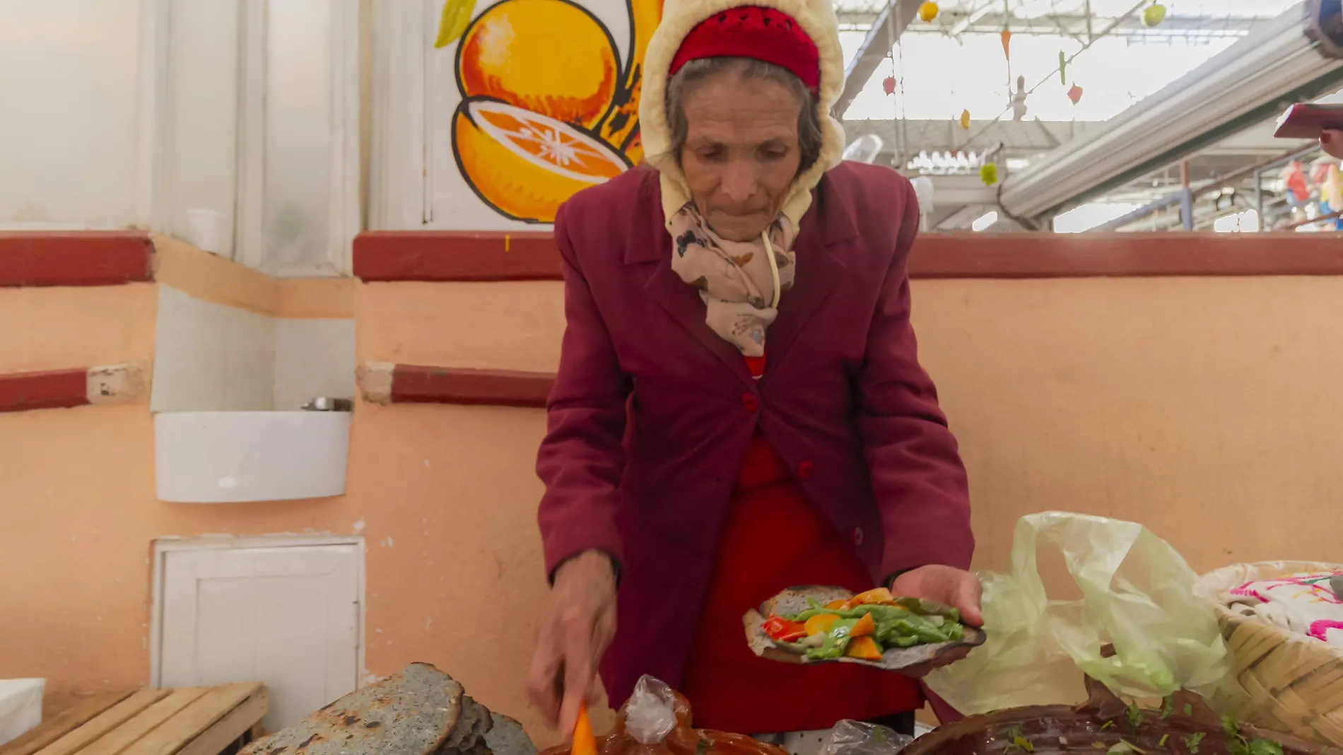 Francisca Pérez Nieto tiene 73 años, y vende las tostadas de arriero desde hace 35 años.